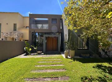 Casa · 196m² · 4 Ambientes · 2 Cocheras · Venta Casa 4 Ambientes con Pileta Apta Credito - Barrio Parque Pero