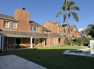 Casa · 439m² · 8 Ambientes · 2 Cocheras · Casa en Alquiler de 2 Plantas, con Jardín, Pileta y Garage - Martínez, San Isidro