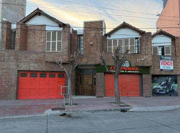 Casa · 328m² · 3 Dormitorios · 1 Cochera · Casa con Locales Comerciales en Venta en Alto Dorrego, Guaymallén