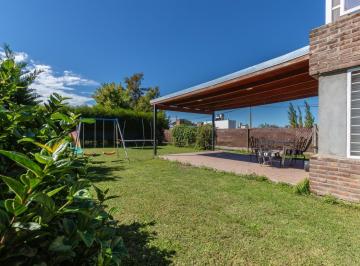 Casa · 121m² · 6 Ambientes · 1 Cochera · Venta - Casa 2 Dorm. con Jardín - Barrio Acequias del Aire - Roldan