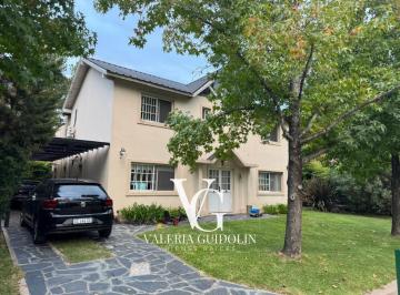 Casa · 700m² · 5 Ambientes · 4 Cocheras · Casa en Venta Maschwitz Privado. Apto Credito.