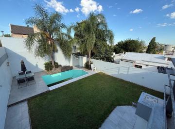 Casa · 300m² · 4 Dormitorios · Casa - Altos de Villa Cabrera