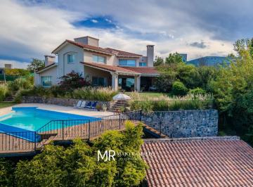Casa · 560m² · 4 Ambientes · 2 Cocheras · Casa de Estilo en Sierras Chicas