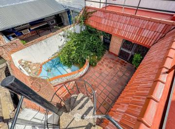 Casa · 183m² · 6 Ambientes · 2 Cocheras · Venta | Permuta - Casa 4 Dorm. - Alberdi, Rosario. Apto Crédito.