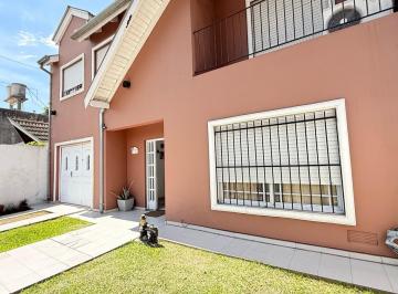 Casa · 200m² · 5 Ambientes · 2 Cocheras · Casa Venta 4 Ambientes en Villa Luzuriaga Ramos Mejia Espacio Verde con Cochera