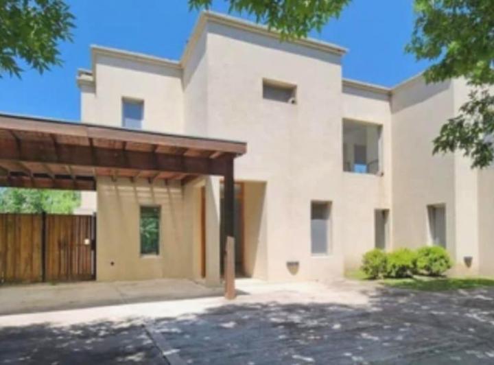 Casa · 267m² · 5 Ambientes · 3 Cocheras