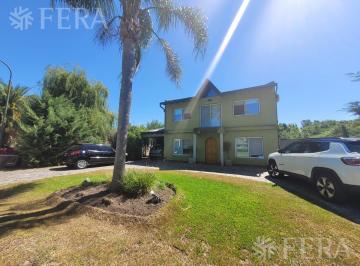 Casa · 180m² · 4 Ambientes · 1 Cochera · Venta Casa de 4 Ambientes con Fondo Libre en Village del Parque - Berazategui