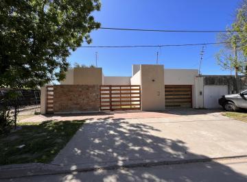 Casa · 146m² · 4 Ambientes · 1 Cochera · Casa Moderna en Barrio Parque