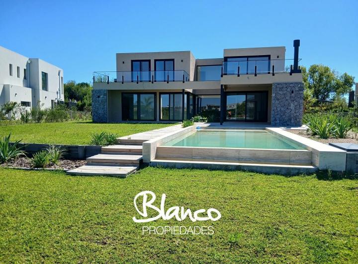 Casa · 218m² · 4 Ambientes · 2 Cocheras