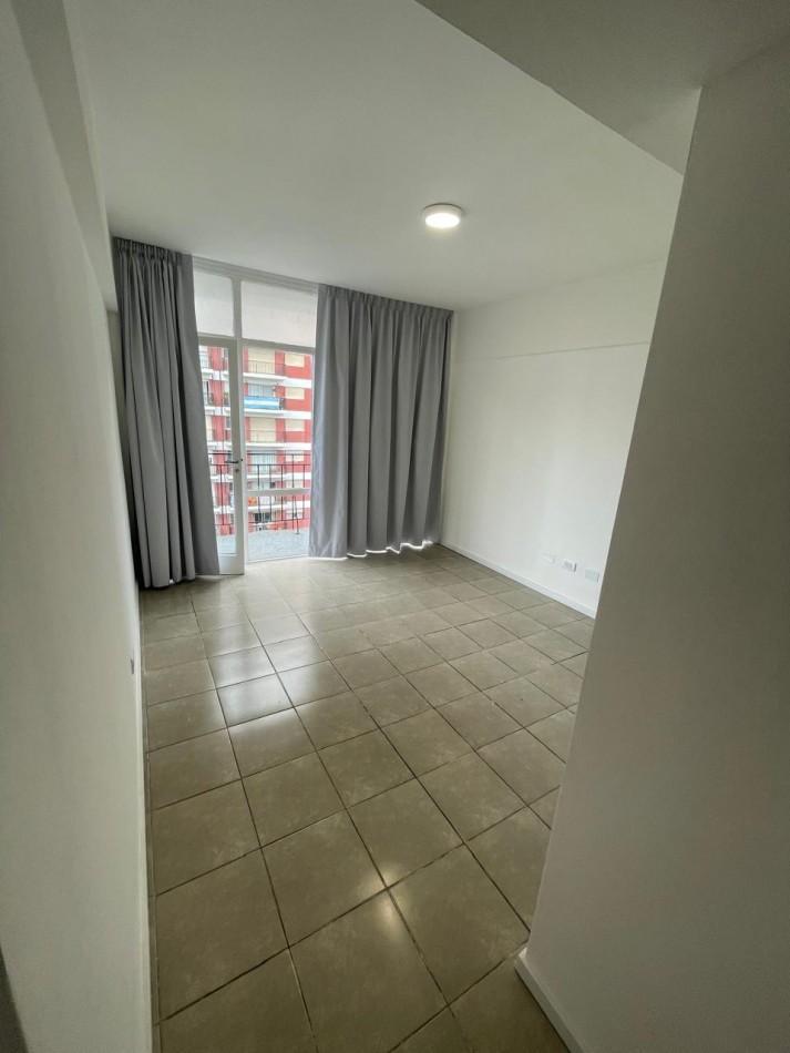 Departamento 2 Ambientes a la Calle con Balcón Corrido – Av. Luro