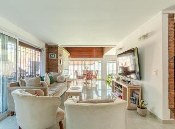 Casa · 380m² · 7 Ambientes · 3 Cocheras · Impecable Casa en Venta en Zona Residencial de Martínez con Jardín y Piscina.