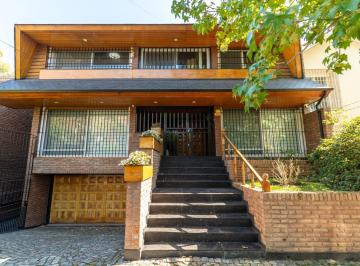 Casa · 380m² · 7 Ambientes · 3 Cocheras · Impecable Casa en Venta en Zona Residencial de Martínez con Jardín y Piscina.