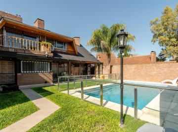 Casa · 380m² · 7 Ambientes · 3 Cocheras · Impecable Casa en Venta en Zona Residencial de Martínez con Jardín y Piscina.