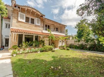 Casa · 317m² · 5 Ambientes · 5 Cocheras · Cómoda Casa Sobre Importante Lote de 603 m² en Venta Ubicada en Acassuso.