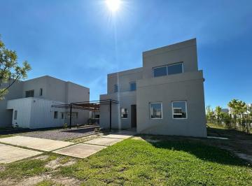 Casa · 220m² · 6 Ambientes · Venta con Financiación, Casa en Los Carpinchos, Nordelta. Suite en Pb y Suite 3 Dorm. en Pa.