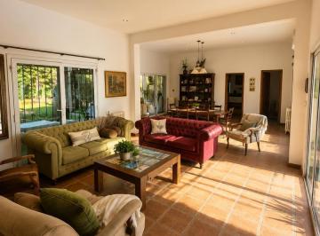Casa · 350m² · 4 Dormitorios · 2 Cocheras · Vende Casa 4 Dorm. en B° La Carolina con Amplio Patio Apta Credito