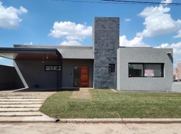 Casa · 176m² · 4 Ambientes · 2 Cocheras · Casa 2 Dorm Pb - Comarca de Allende