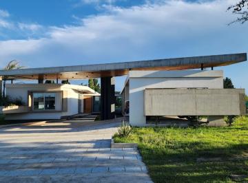 Casa · 390m² · 10 Ambientes · 2 Cocheras · Casa 4 Dorm. - La Cascada Country Golf
