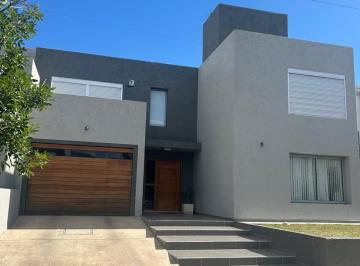 Casa · 240m² · 11 Ambientes · 2 Cocheras · Casa en Comarca de Allende 3 Dorm. con Pileta Apto Crédito
