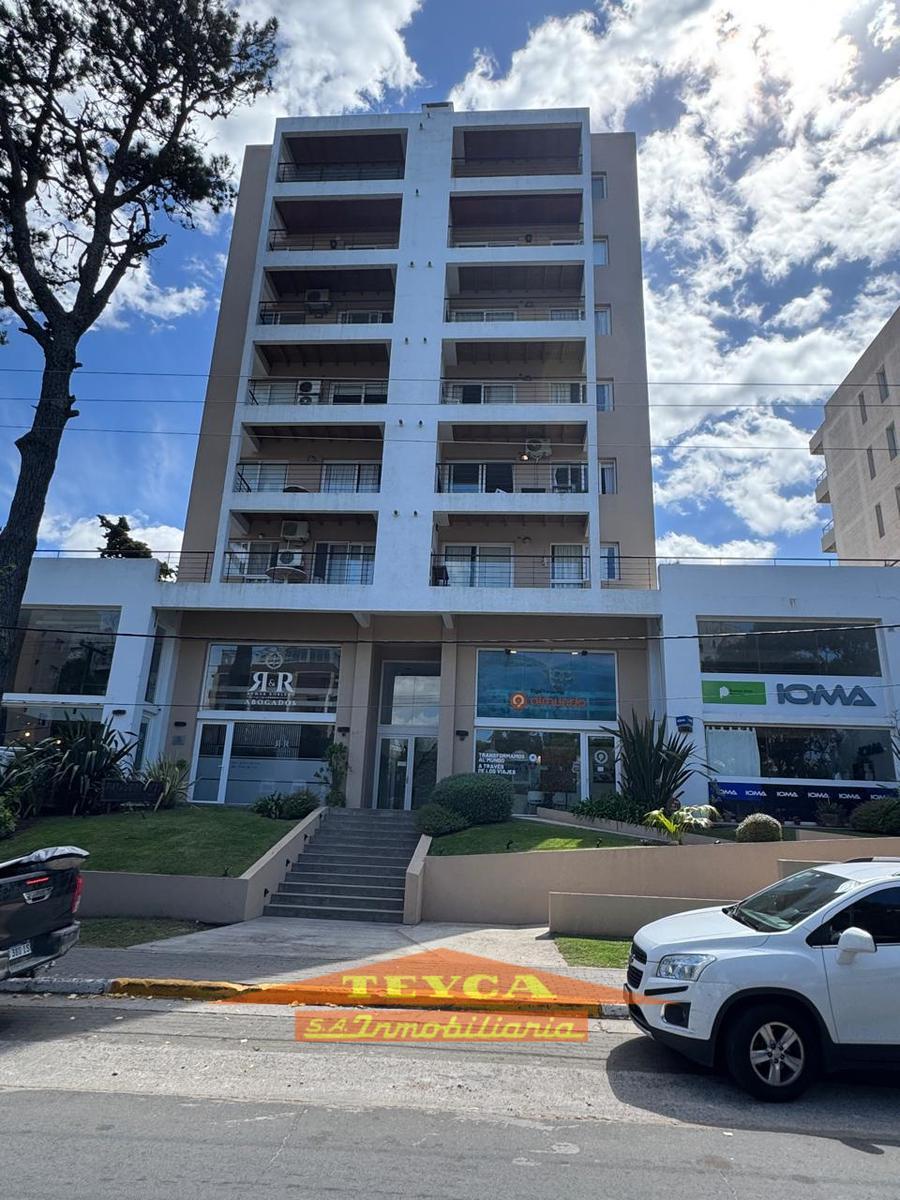 AV Constitucion 645 E/ Valle Fertil Y Robinson Cruseo