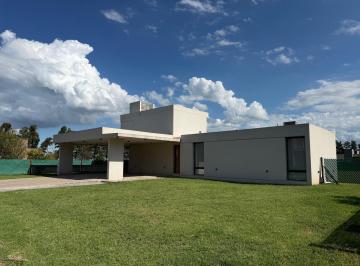 Casa · 200m² · 2 Dormitorios · 2 Cocheras · Alquilo Casa en Azahares del Parana
