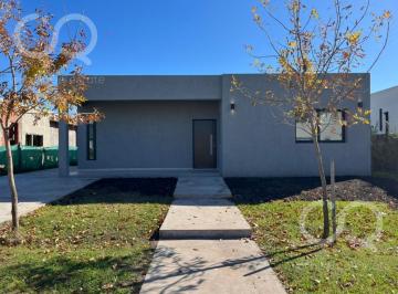Casa · 190m² · 5 Ambientes · 2 Cocheras · Venta Casa en Pilar del Este Santa Lucía