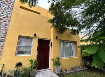 Casa de 4 ambientes, Esteban Echeverría · Venta Monte Grande Barrio Cerrado Los Robles Casa 3 Dorm., 3 Baños y Piscina! Apta Crédito!