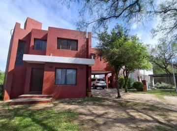 Casa · 200m² · 6 Ambientes · 1 Cochera · Se Vende Casa 4 Dorm. Estanzuela II Calera