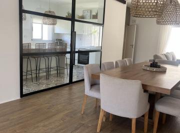 Casa · 367m² · 6 Ambientes · 4 Cocheras · Imperdible! Hermosa Moderna Casa en Mapuche Pilar
