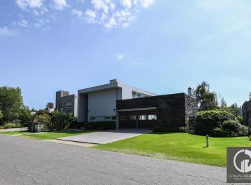 Casa · 358m² · 8 Ambientes · 2 Cocheras · Casa en Venta, Country Aldea Golf, 4 Dormitorio, Pileta