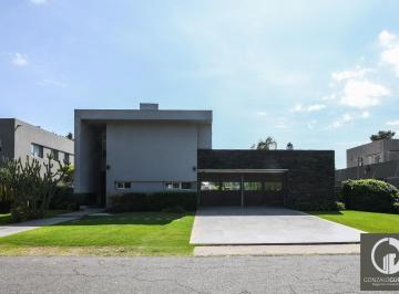 Casa · 358m² · 8 Ambientes · 2 Cocheras · Casa en Venta, Country Aldea Golf, 4 Dormitorio, Pileta