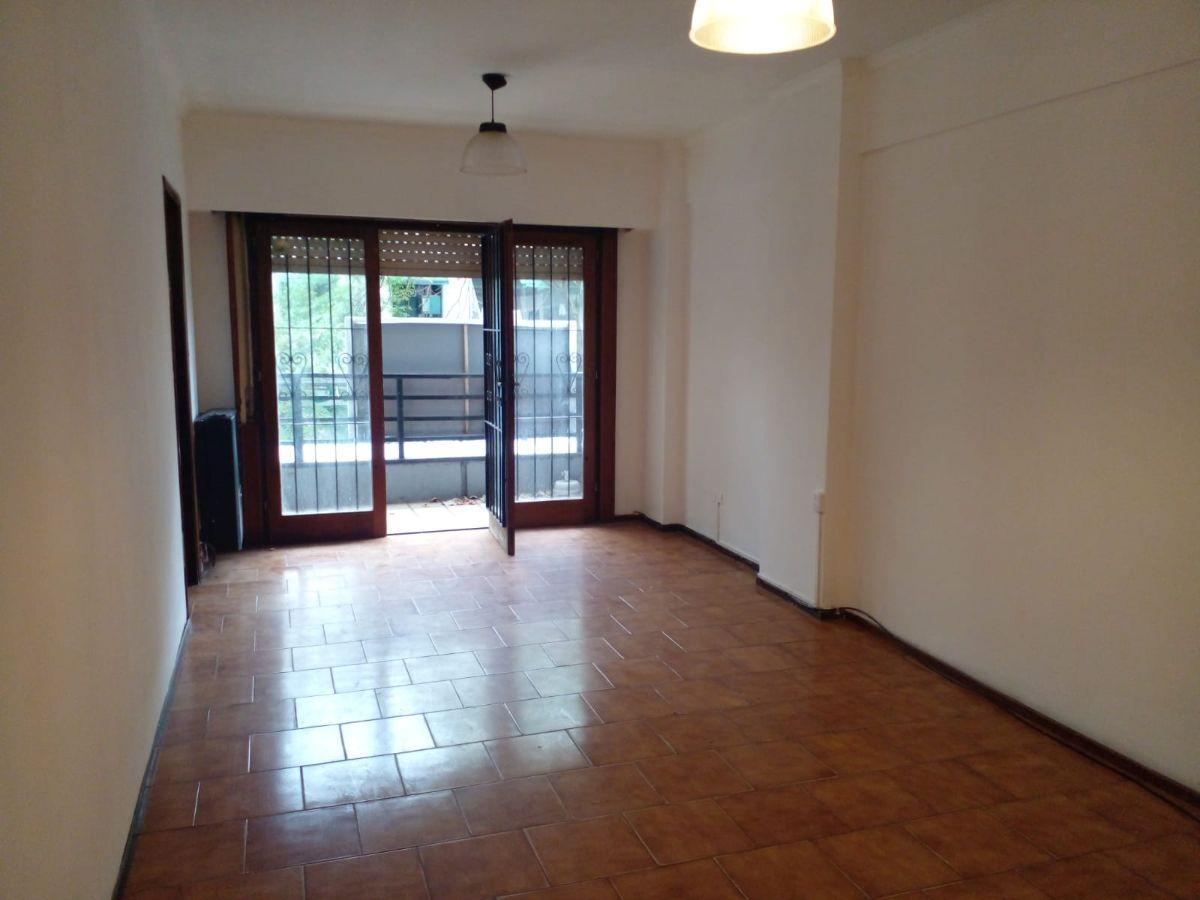 Living comedor con salida al balcon, cocina amplia, toilette, dormitorios con placard, baño completo.