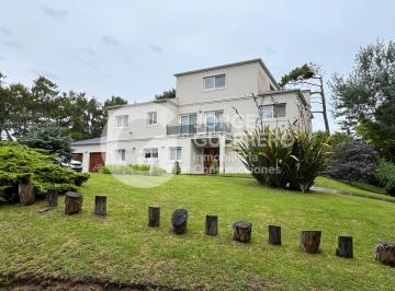 Casa · 364m² · 5 Ambientes · 1 Cochera · Casa en Carilo