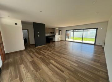 Casa · 212m² · 6 Ambientes · 2 Cocheras · Venta - Casa Toda en Planta Baja 3Dorm. 3baños - Distrito Sur