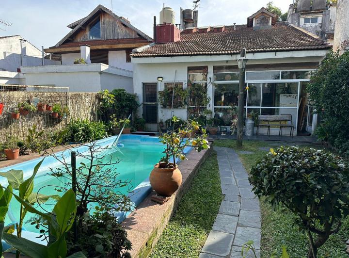 Casa · 220m² · 6 Ambientes · 2 Cocheras
