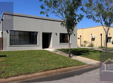 Casa · 160m² · 4 Ambientes · 2 Cocheras · Casa en Venta en Barrio Privado San Ramón, Pilar del Este.