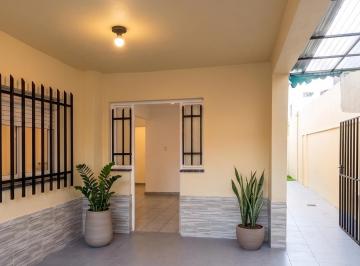 Casa de 2 ambientes Alquiler $ 990.000 · Alquiler Caseros 4 Amb - Cochera Cubierta - Jardín con Parrilla.