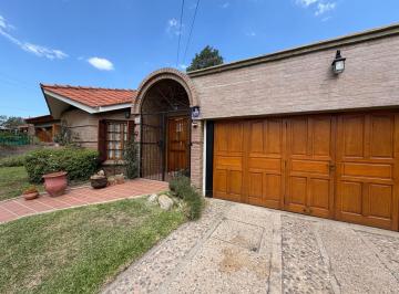 Casa · 323m² · 4 Dormitorios · 5 Cocheras · Casa en Venta en Villa Belgrano – 4 Dorm., Pileta y Gran Lote