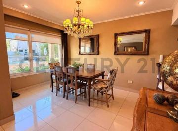Casa · 146m² · 4 Ambientes · 2 Cocheras · Departamento en Venta Tandil con Cochera y Patio