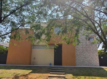 Casa · 300m² · 6 Ambientes · 3 Cocheras · Casa Alquiler en El Barrio Maschwitz Privado