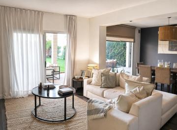 Casa · 140m² · 5 Ambientes · 2 Cocheras · Apta Crédito – Impecable Casa en Rodeo de La Cruz, Guaymallén