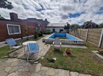 Casa · 121m² · 3 Ambientes · Venta - Casa 3 Dorm. - Pileta - Funes