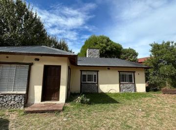 Casa · 217m² · 8 Ambientes · Excelente Propiedad con Dos Casas y Gran Parque en Mar Azul