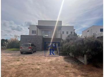 Casa de 6 ambientes, Costa Esmeralda · Deportiva Al 80 – Ref: 389