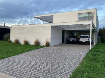 Casa · 350m² · 6 Ambientes · 2 Cocheras · Casa en Alquiler en Barrio Exclusivo La Ilusión