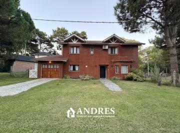 Casa · 219m² · 5 Ambientes · 2 Cocheras · Casa en Venta en Pinamar, Oportunidad!