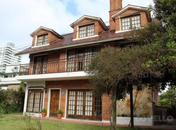 Casa · 247m² · 8 Ambientes · 1 Cochera · Casa de 6 Dorm. a 200 m de Av Roosevelt