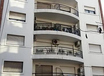 Departamento · 40m² · 2 Ambientes · 1 Cochera · Departamento Centrico de 2 Ambientes con Cocina Separada y Cochera Descubierta