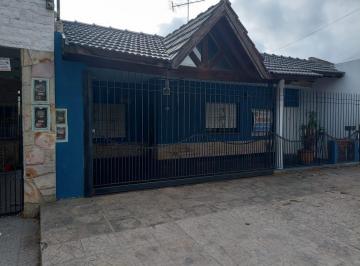 Casa · 200m² · 6 Ambientes · 2 Cocheras · Casa Ideal Para 2 Familias Sobre Amplio Lote