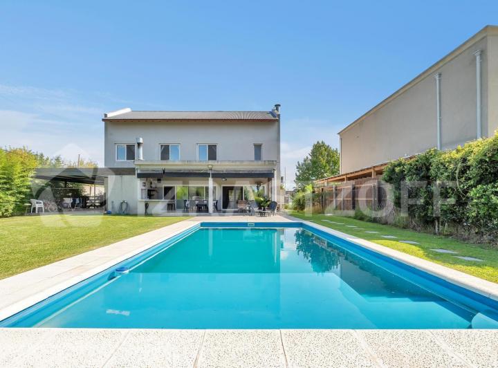 Casa · 240m² · 5 Ambientes · 2 Cocheras